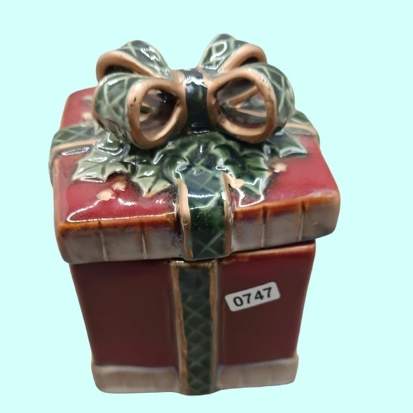 Ceramic canister a wrapped present 3d bow lid - Picture 10 of 10